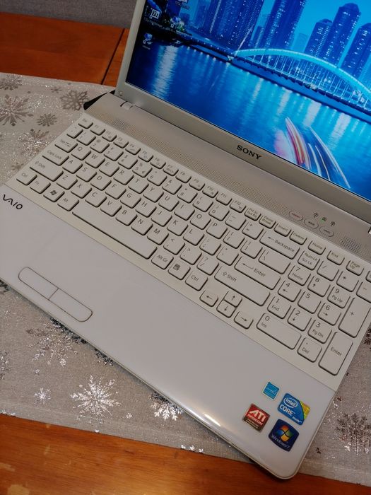 Laptop SONY VAIO WIN10 perłowy SSD 15'6 cala DVD