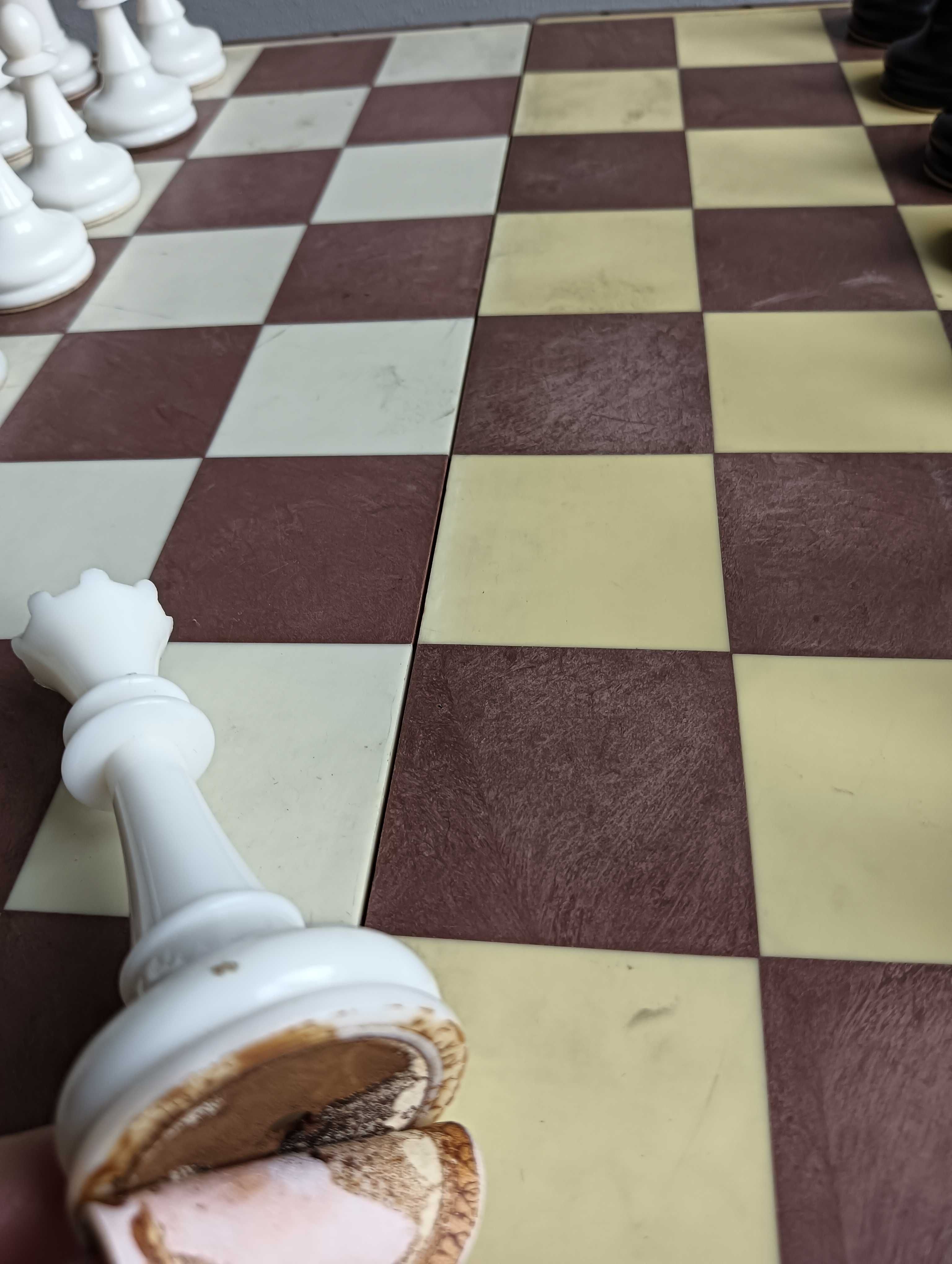 Stare uszanowane szachy z obciążnikami