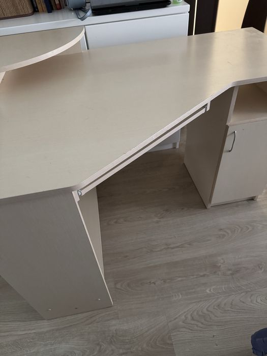 Стол письменый в хорошем состоянии