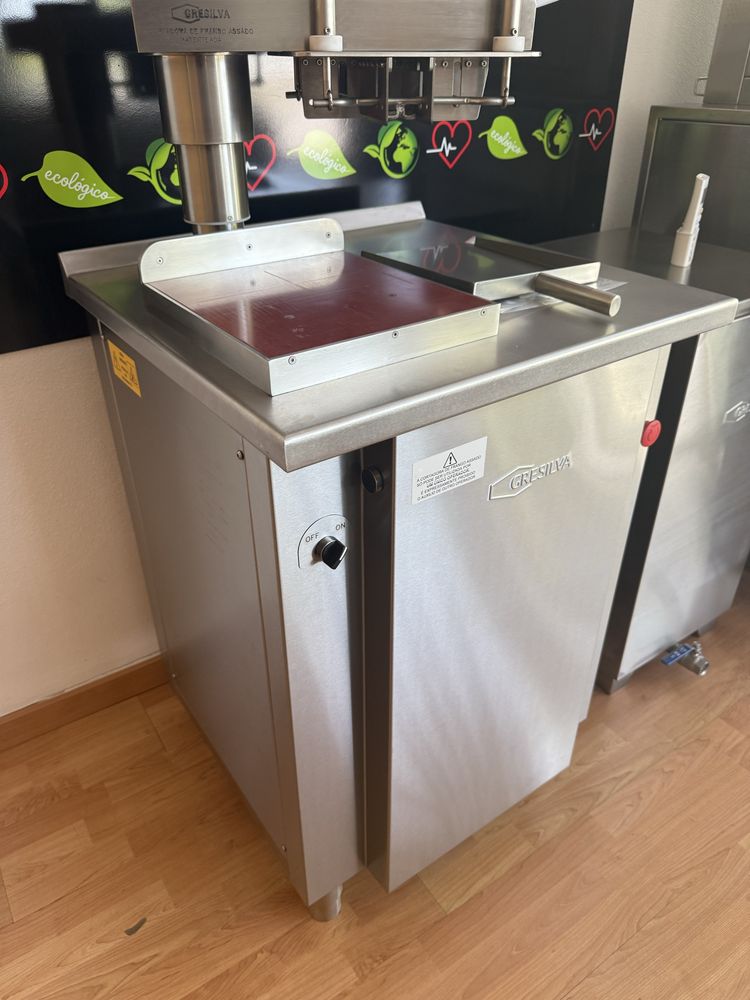Maquina de partir frango churrasco Gresilva Nova