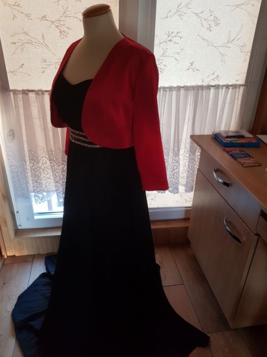 Czarna dluga sukienka z czerwonym bolerkiem