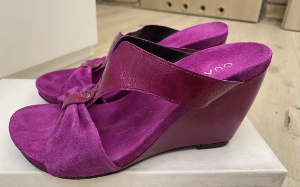 Całkowicie nowe skórzane klapki na koturnach rozm.36