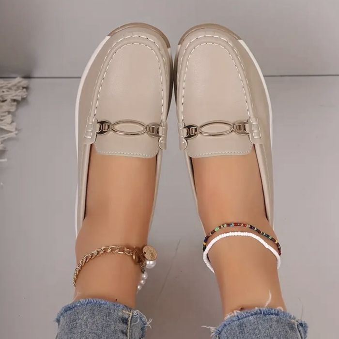 Жіночі бежеві мокасини/сліпони зі штучної шкіри з металевою фурнітурою