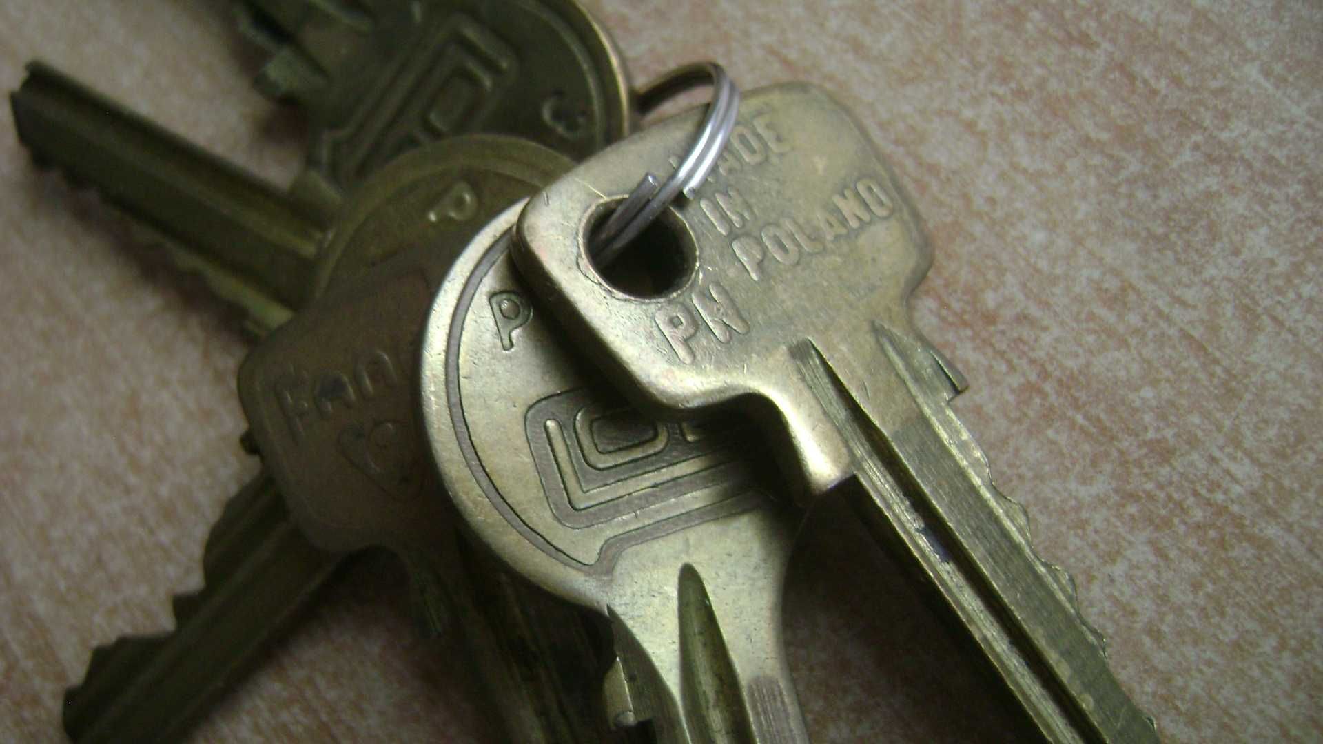 Starocie z PRL Stare klucze mosiężne = 6 sztuk kolekcjonerskich TANIO