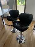 2 czarne eleganckie hokery obrotowe