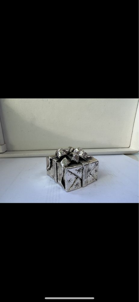 Срібний підсвічник  у вигляді подарункової коробки