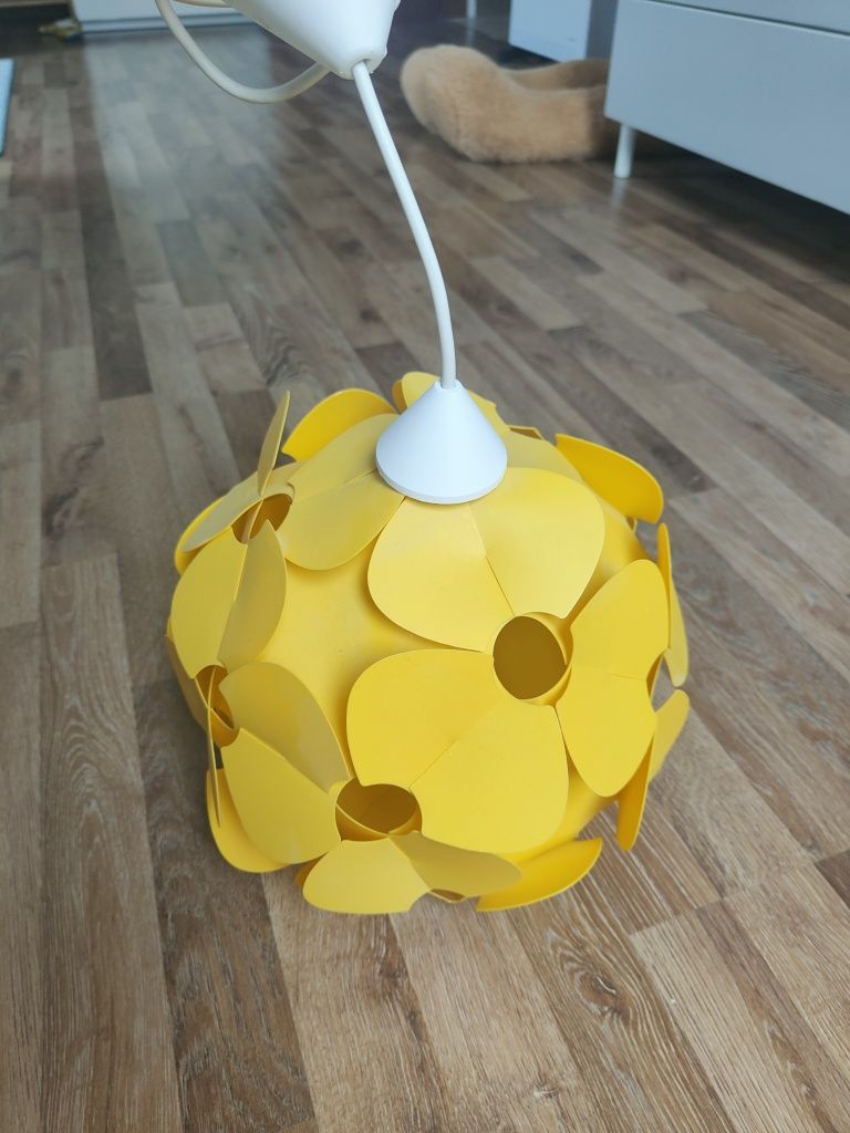 Żółta lampa sufitowa