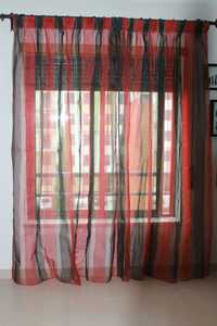 Cortinados vermelho e preto