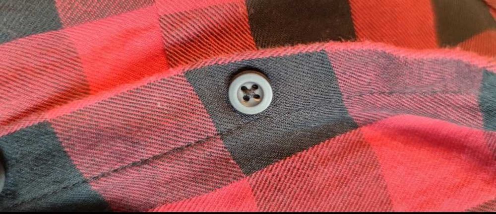 Czerwono czarna koszula w kratę