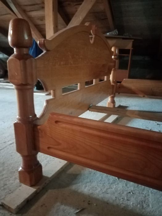 Łóżko drewniane duże.