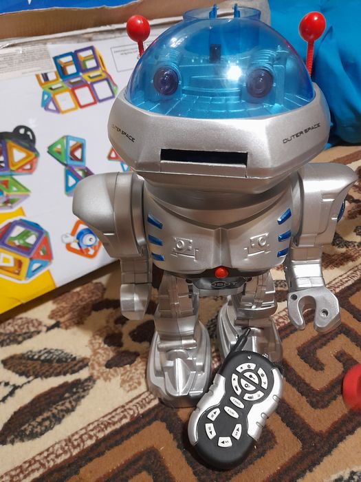 Робот на пульте управления