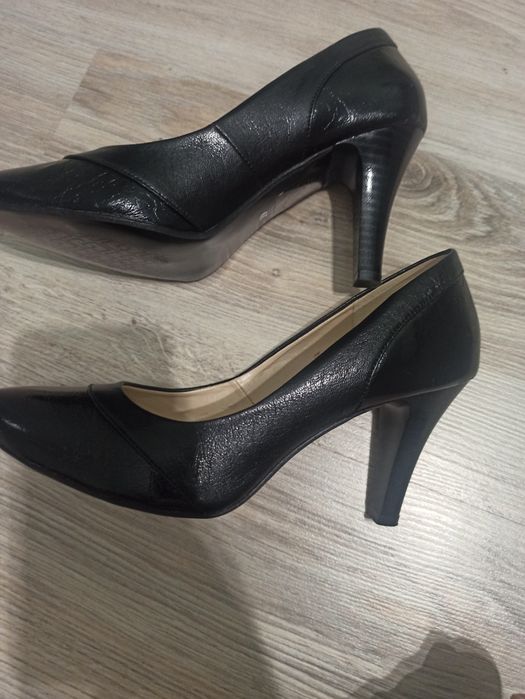 Czarne buty na obcasie