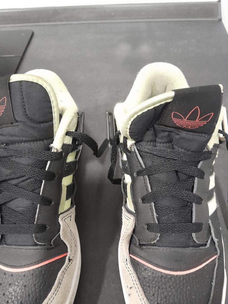 Ténis  Adidas  n. 37, com pouco uso por terem deixado de servir