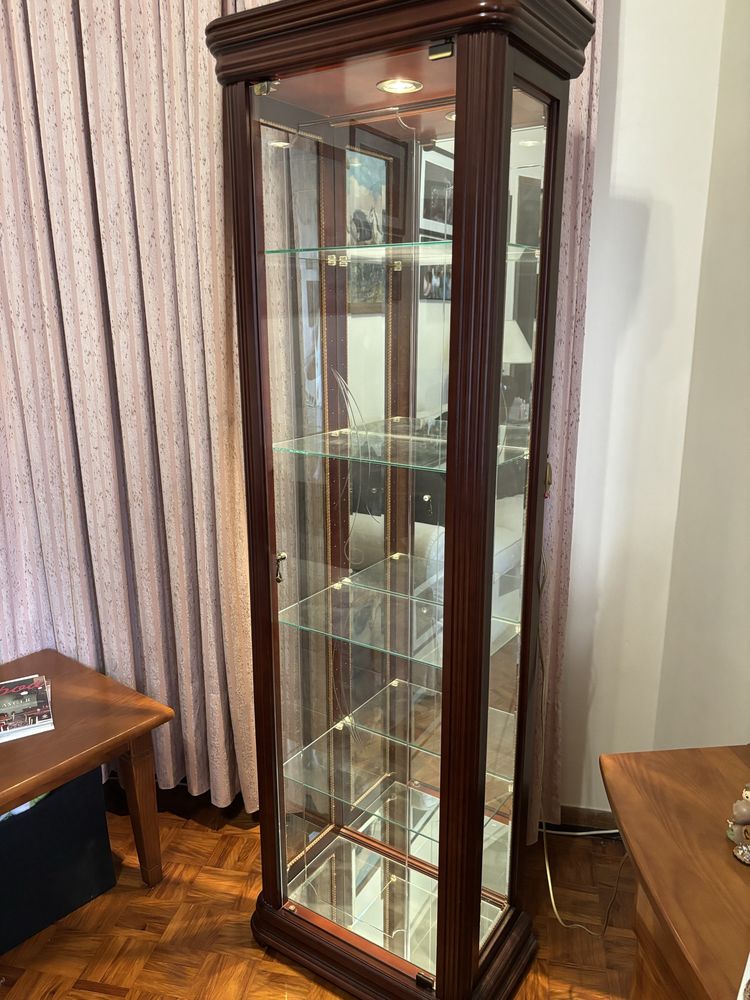 Cristaleira vitrine com iluminação e mesa baixa
