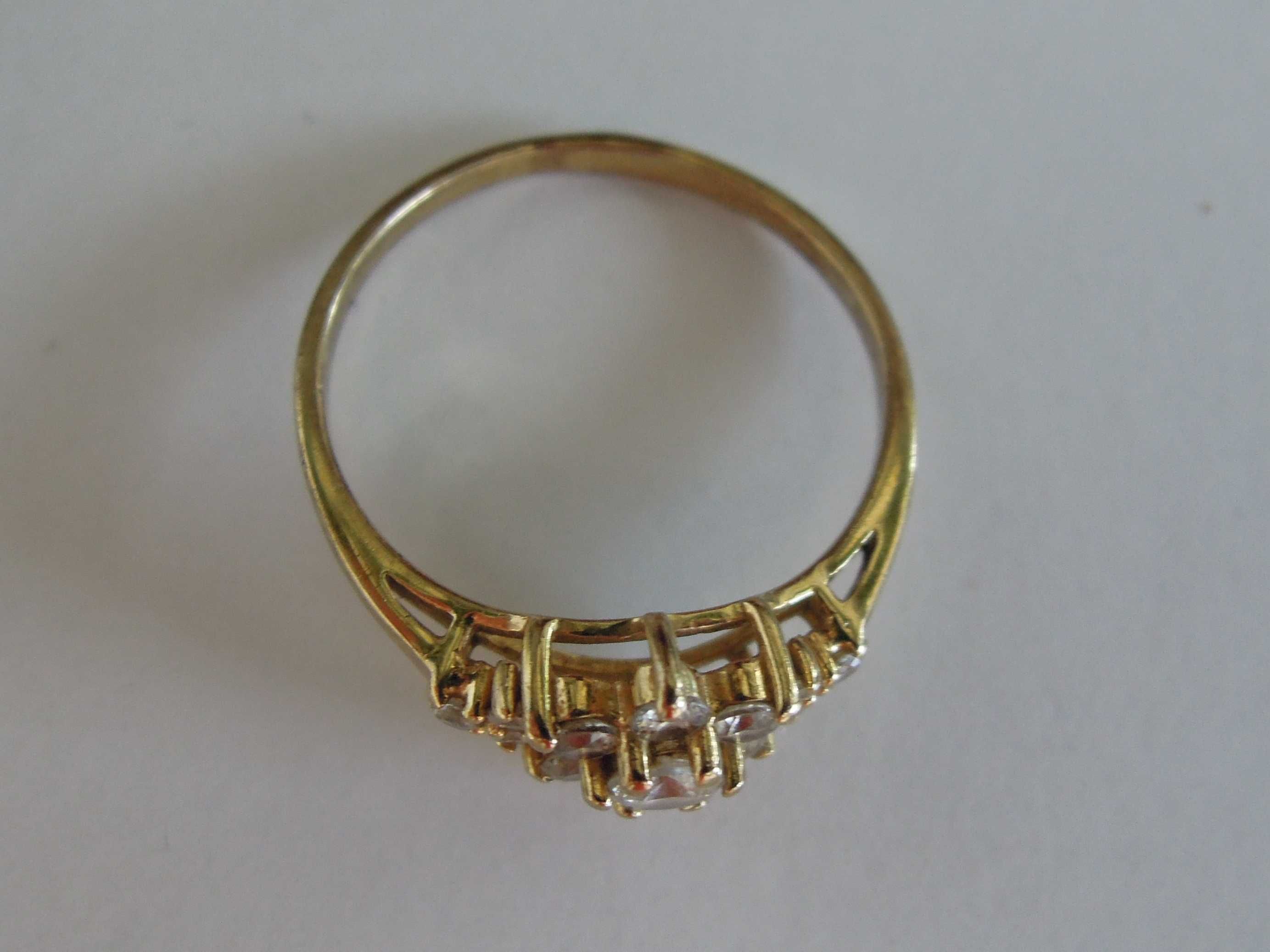 W. Kruk złoty pierścionek z cyrkoniami piękny 333 r. 16