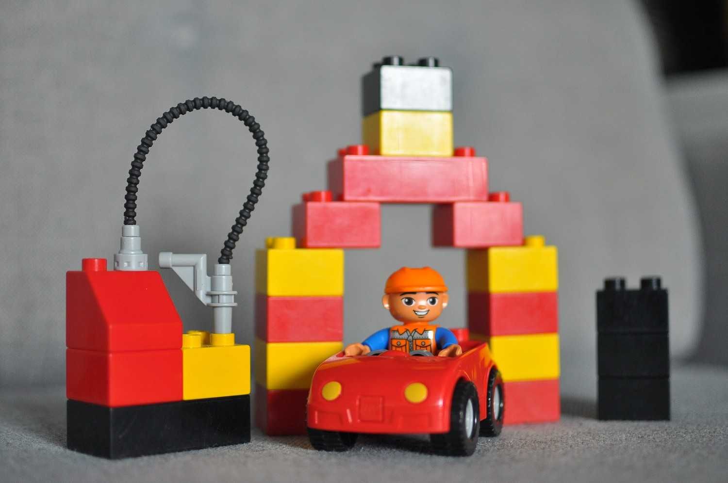 # Klocki Lego Duplo - Mechanik - Samochód, figurka, stacja benzynowa