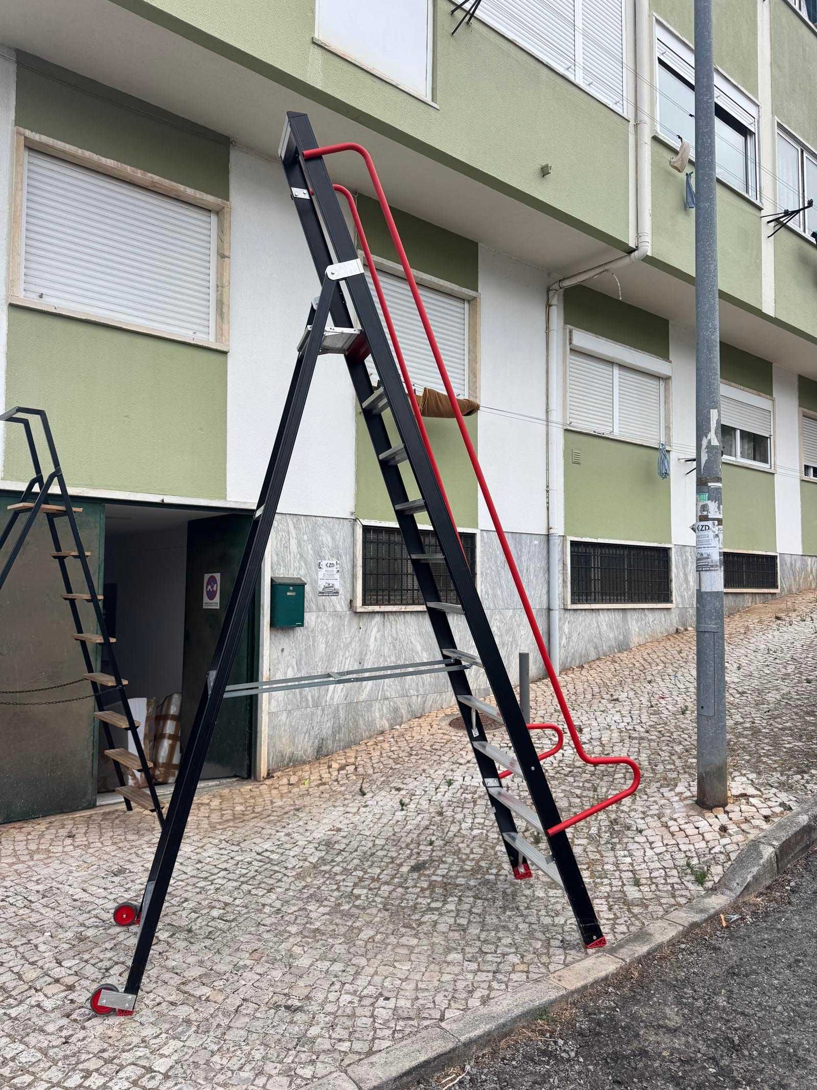 Escada profissional ALTREX , com guardas, 11 degraus