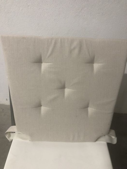 Almofadas de cadeira em cor creme