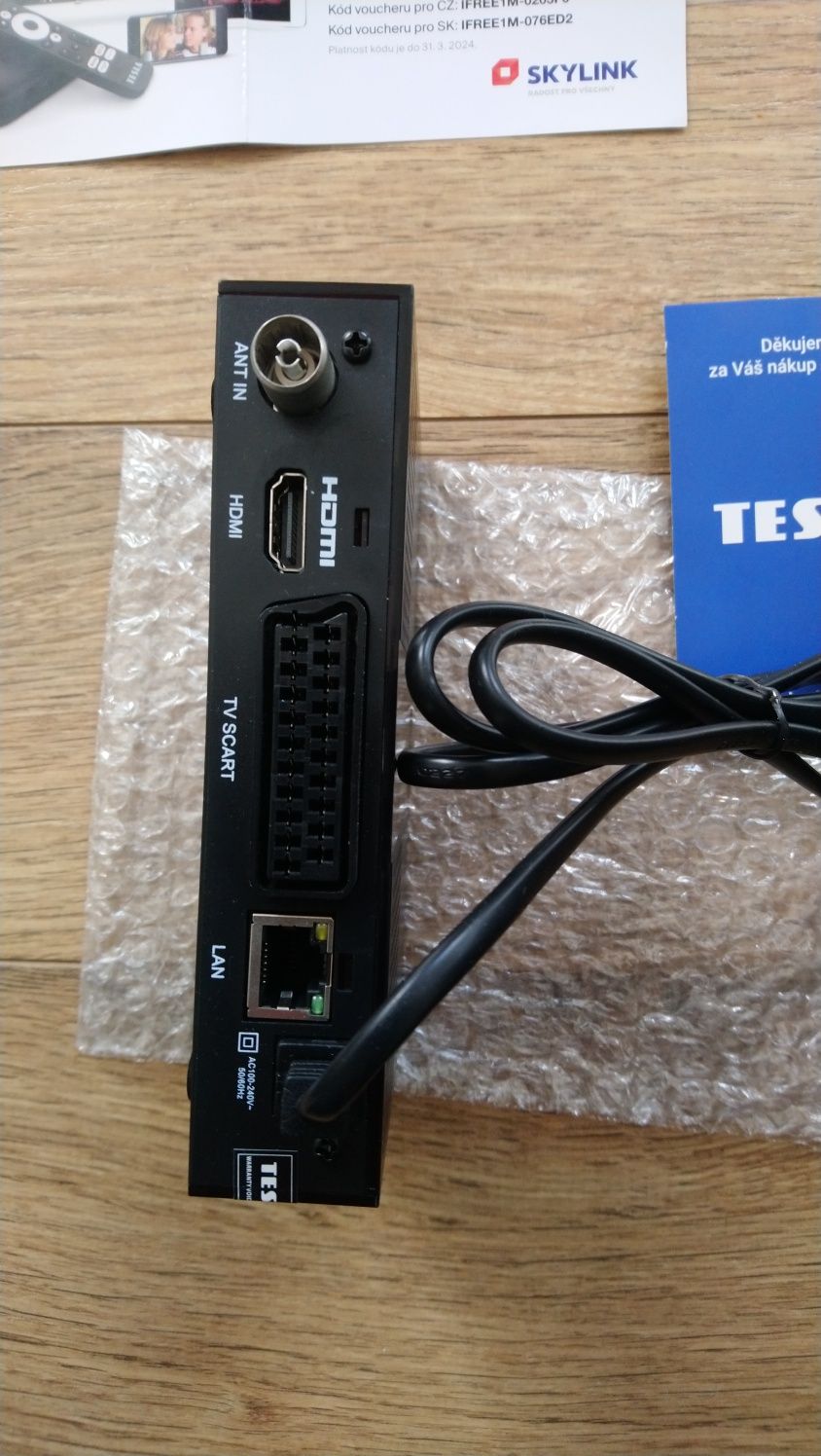 Dekoder DVB-T2 HEVC firmy Tesla TE - 343 + kabel HDMI.