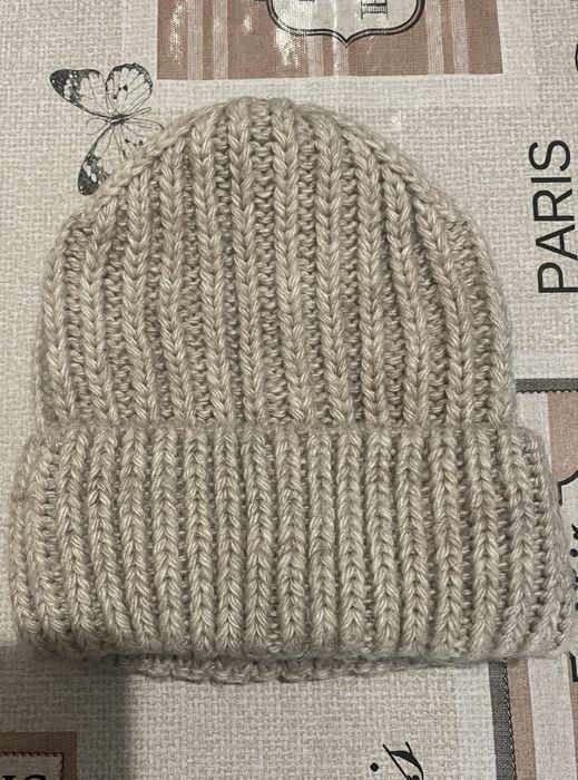 Шапка вязана, бежева, тепла на флісі.