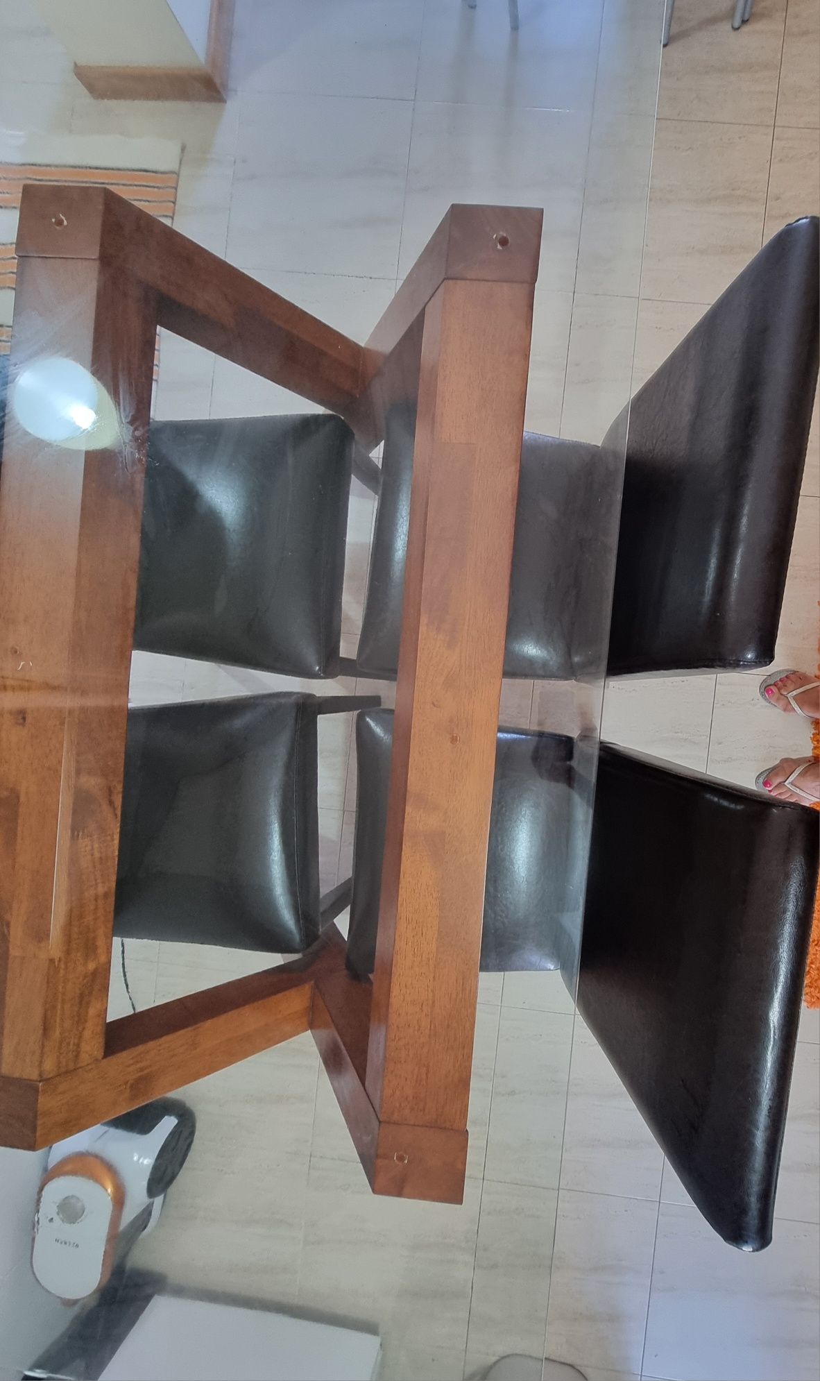 Mesa de sala de jantar, tampo em vidro