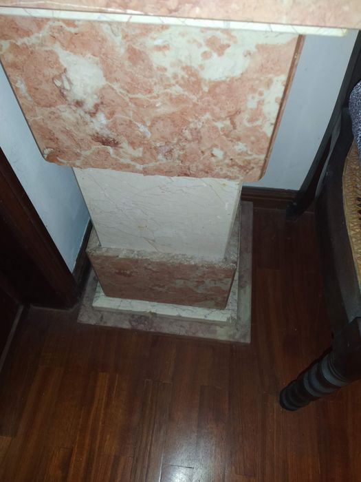 Mesa pés de mármore e tampo de vidro