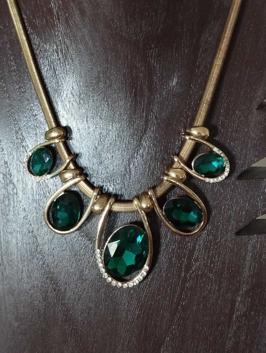 Colar Dourado com Pedras Verde Marinho