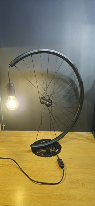 Lampa koło żarówka gratis