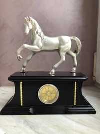 Статуэтка Серебряная Лошадь на постаменте с часами