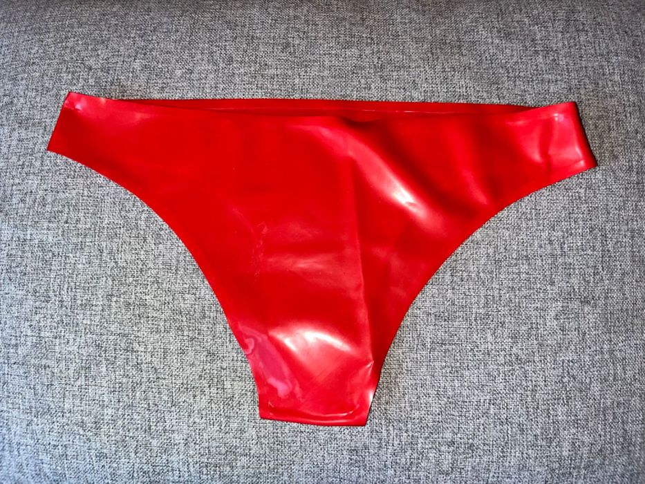 947/ Majtki L czerwone damskie stringi bielizna latex lateks 0,4mm
