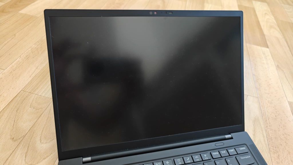 ThinkPad X1 Carbon Gen 9 Carbon + magnesium chassis. 16h na baterii