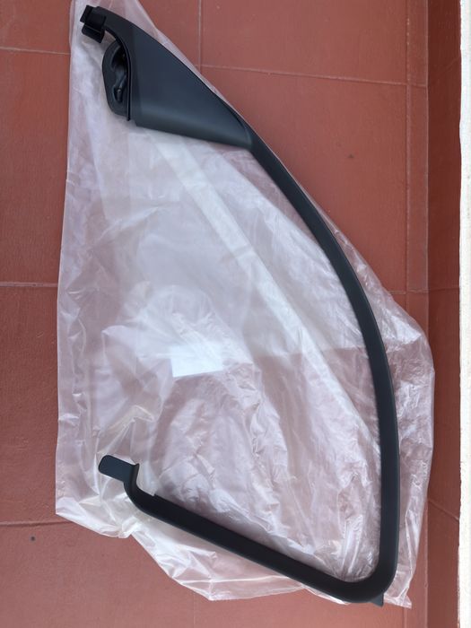 Friso Aro do Vidro Dianteiro Direito BMW SÉRIE 1