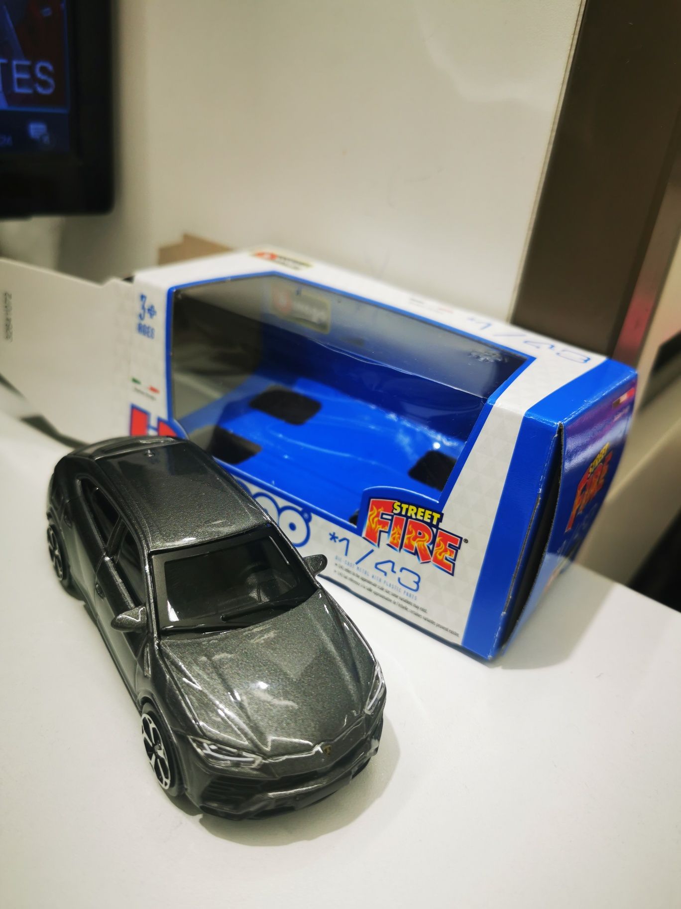 Lamborghini Urus Burago 1/43 Novo