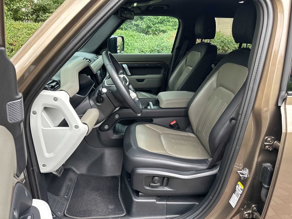 Land Rover Defender D300 X-Dynamic
