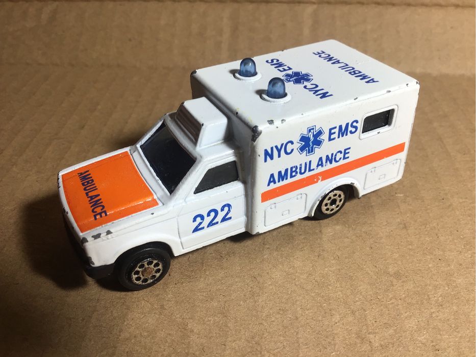 Majorette - Ambulância escala 1/60