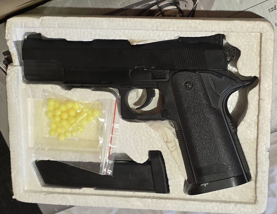 Пистолет металлический на пульках.