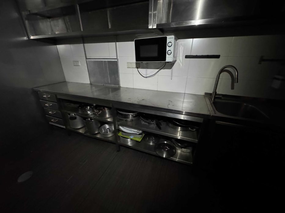 Bancada de Apoio em Inox com Prateleira e 4 Gavetas — 258x60x85cm