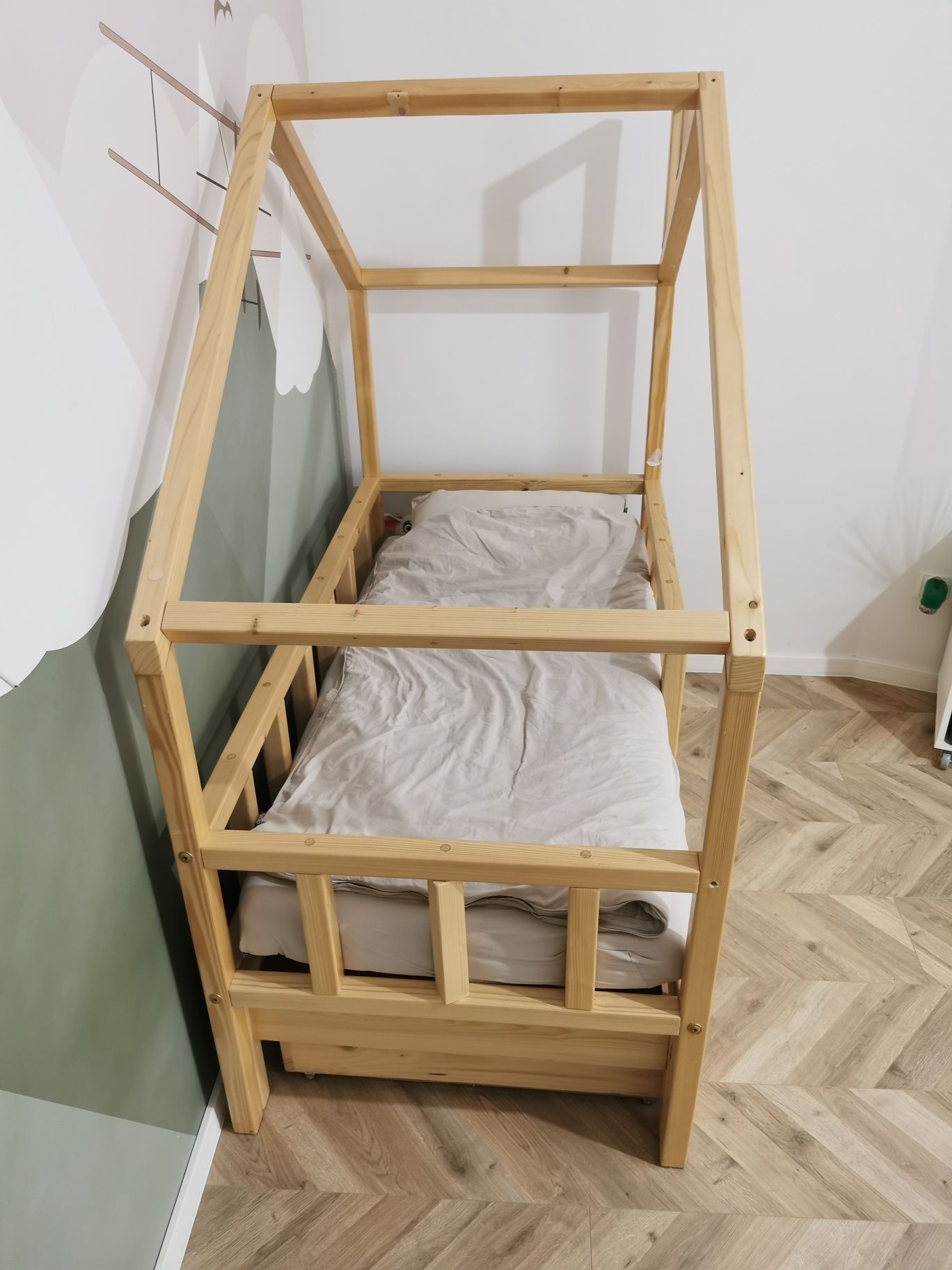 Łóżeczko domek, 2 leżanki i pojemnik