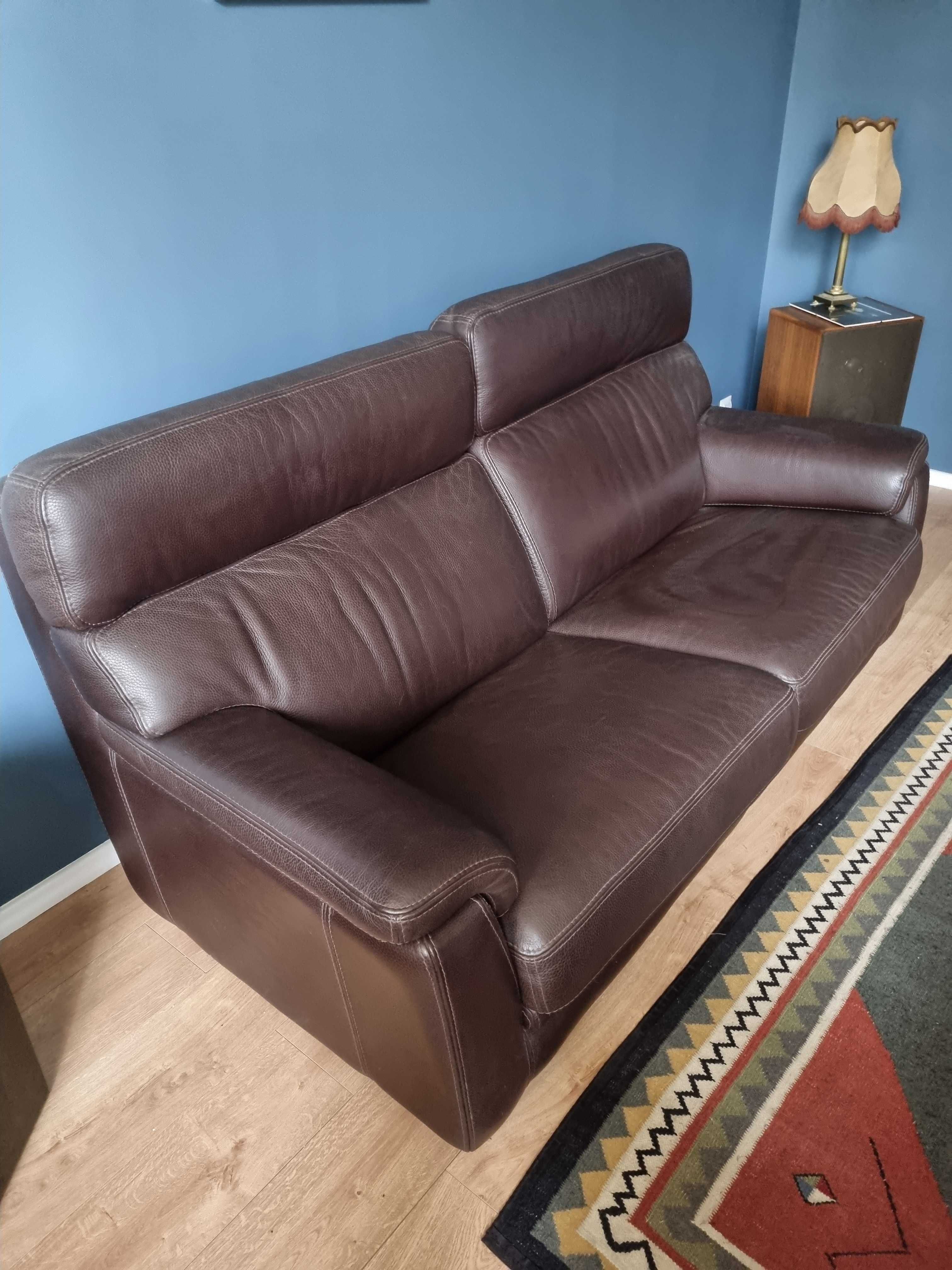 brązowa skórzana sofa