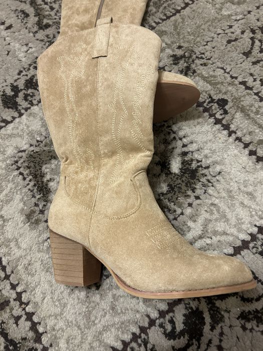 Бежеві чоботи-казаки