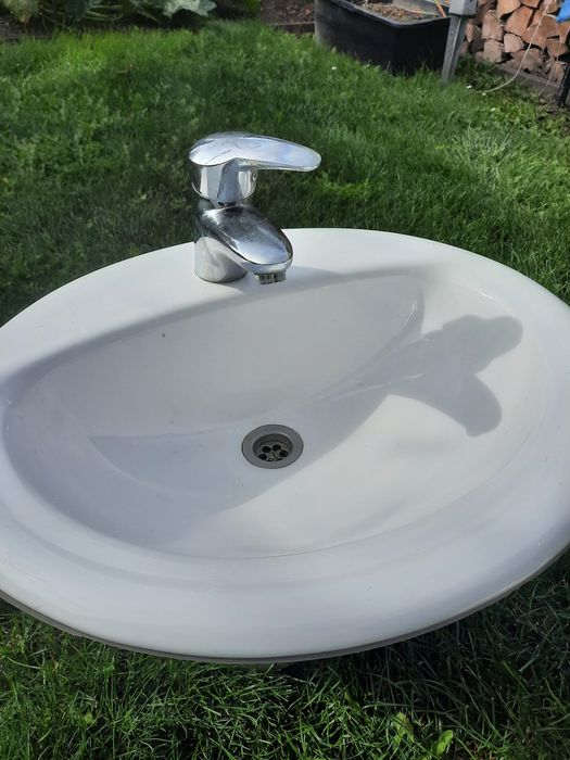 Umywalka z kranem
