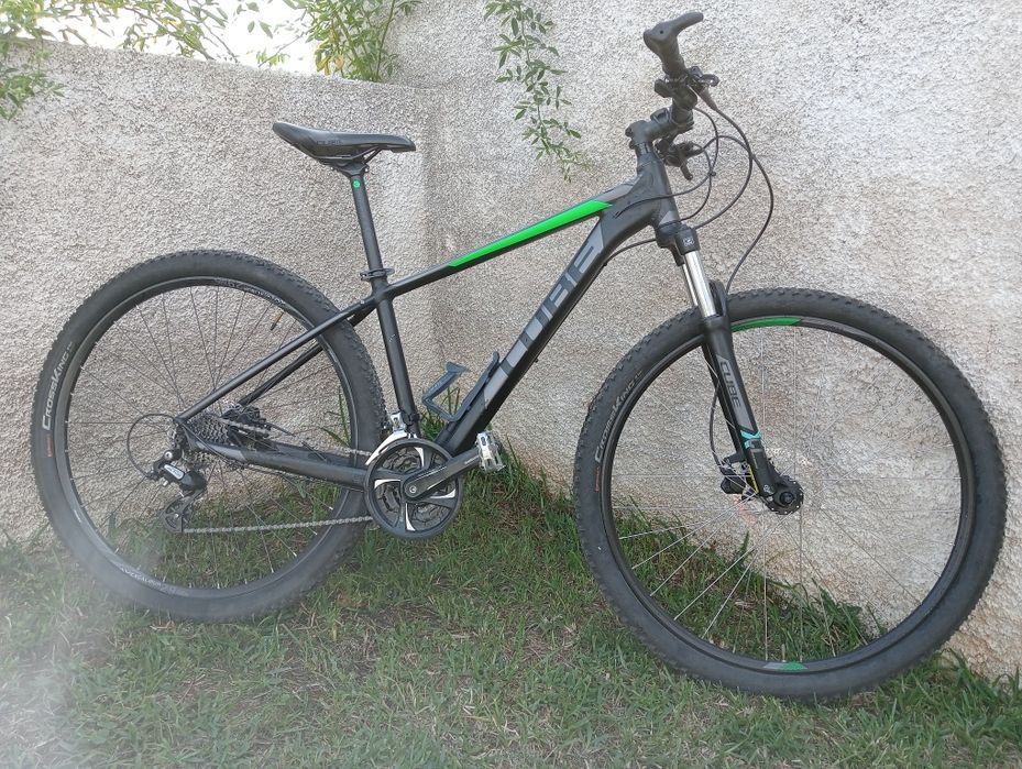 Bicicleta de BTT CUBE aim.