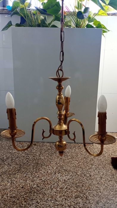 Candelabro em latão de 3 lâmpadas