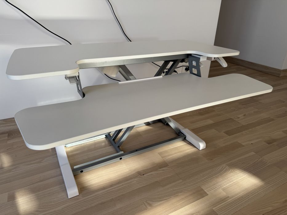 Продам регульований столик для комп'ютера або ноутбука