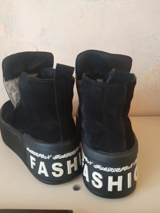 Жіночі кросівки хайтопи зимові на великій підошві.Чорний замш.