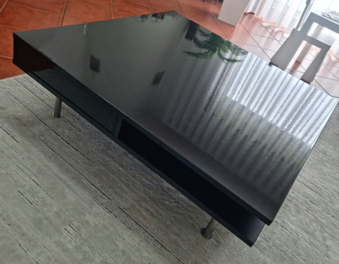 Mesa de centro acabamento premium preto brilhante como nova