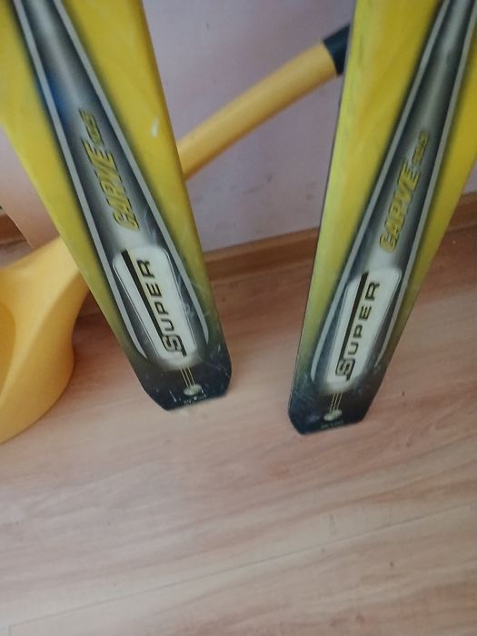W dobrym stanie narty zjazdowe firmy Rossignol