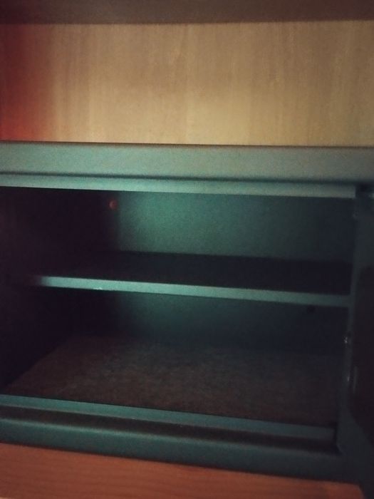 Sprzedam sejf elektroniczny z klawiaturą numeryczną