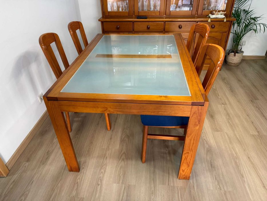 Móvel de sala + Mesa e Quatro cadeiras