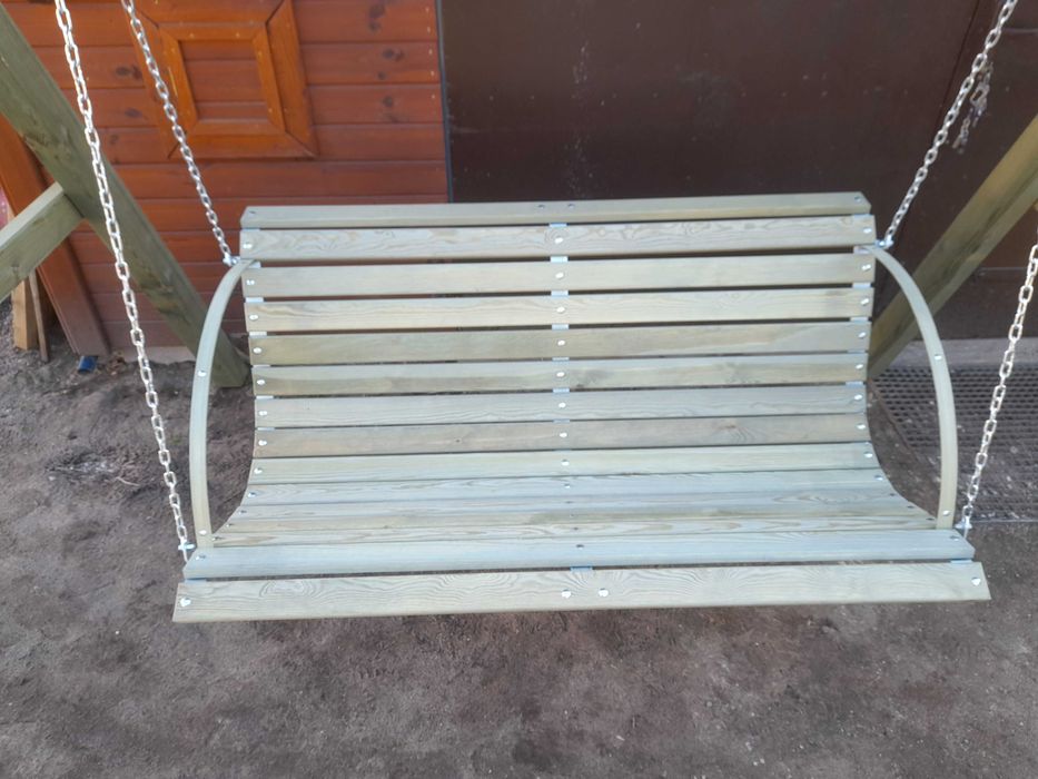 Huśtawka, plac zabaw z drewna, lawka, domek dla dzieci.